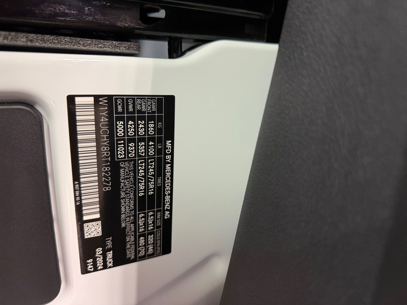 Used 2024 Mercedes-Benz eSprinter 170 Cargo image 40