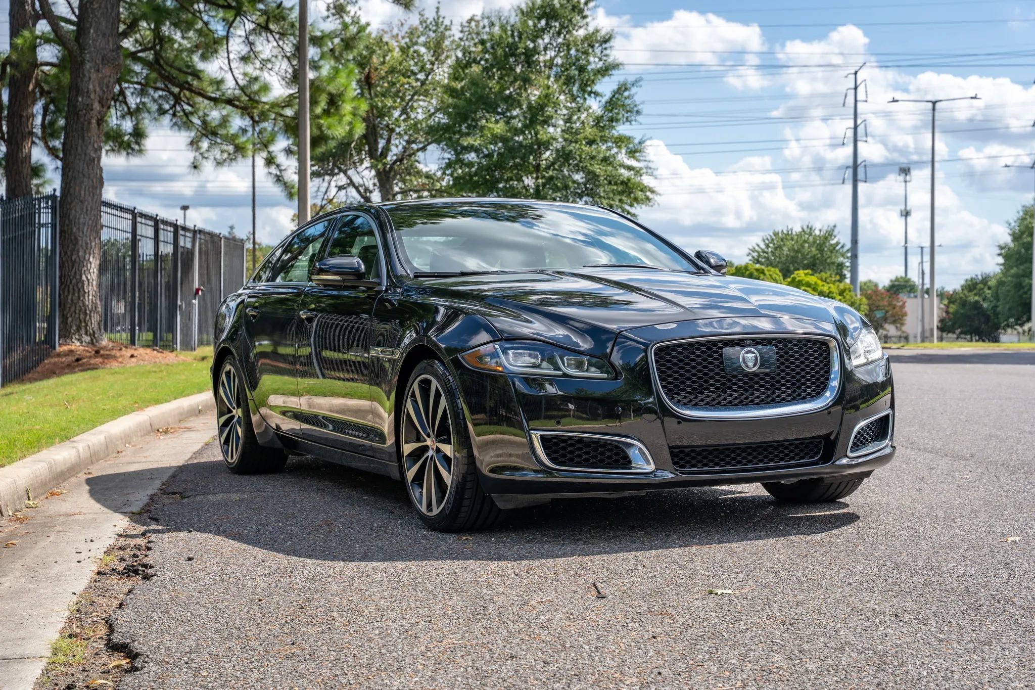 Used 2019 Jaguar XJ L Supercharged RWD image 3