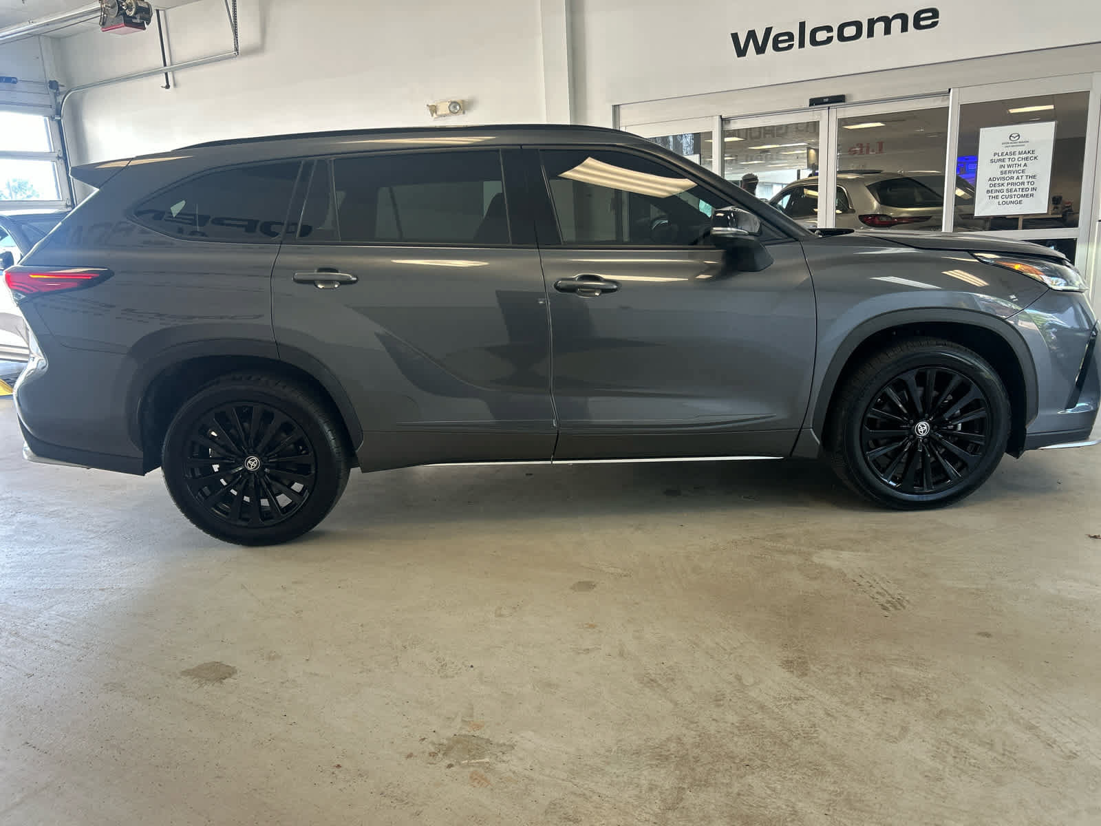 Used 2023 Toyota Highlander XSE AWD/4WD image 7