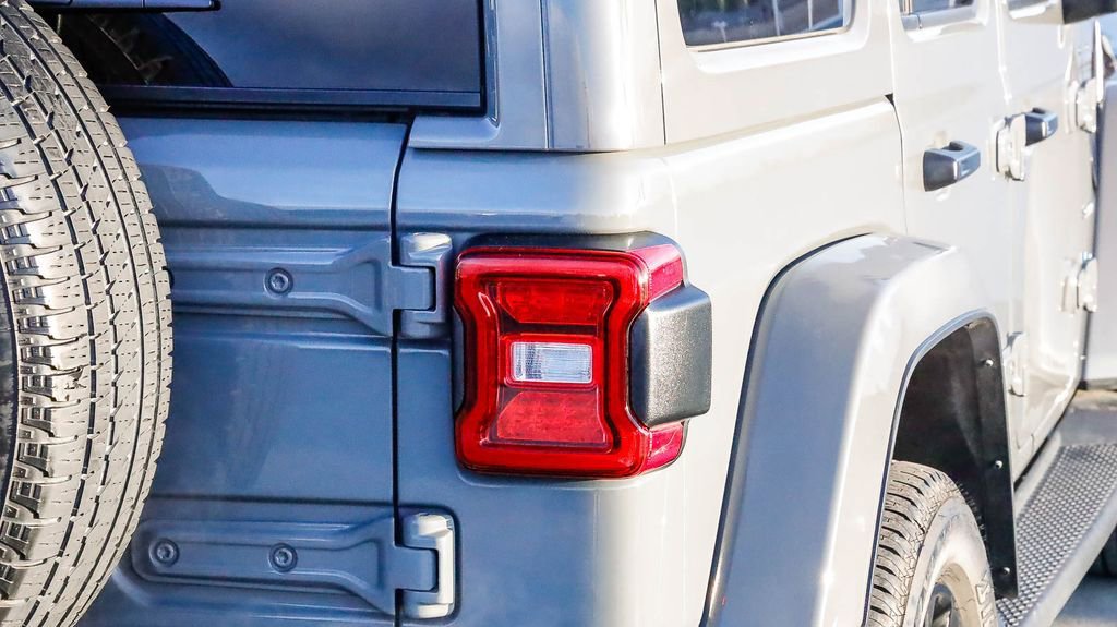 Used 2023 Jeep Wrangler Unlimited Sahara w/ Cold Weather Group AWD/4WD image 10