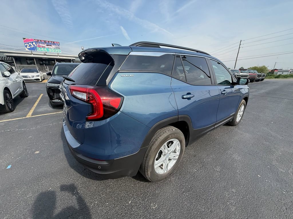 Used 2024 GMC Terrain SLE w/ Driver Convenience Package FWD image 3