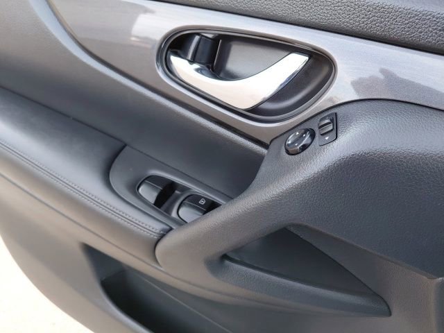 Used 2018 Nissan Rogue SV image 14