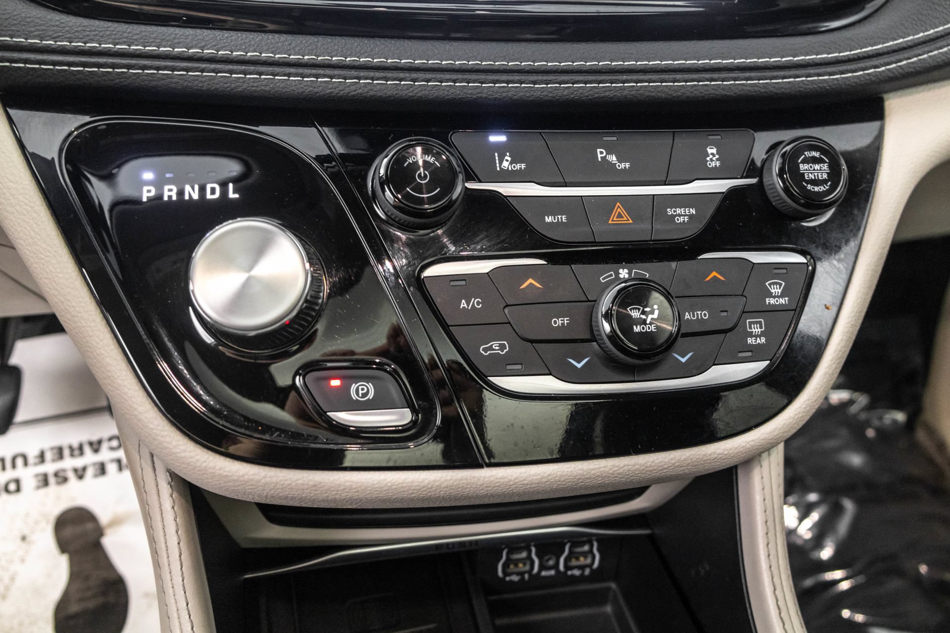Used 2023 Chrysler Pacifica Limited FWD image 28