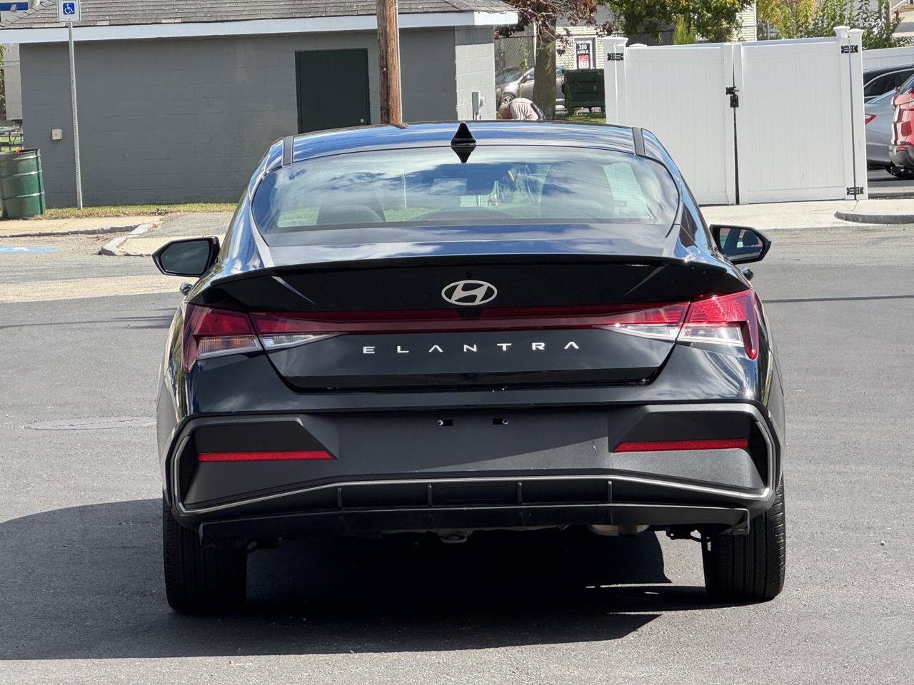 Used 2025 Hyundai Elantra Sport FWD image 5