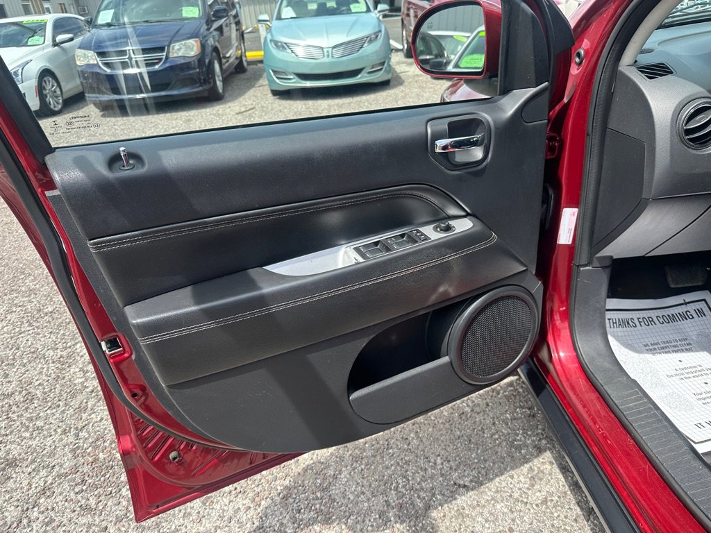 Used 2016 Jeep Compass Latitude image 11