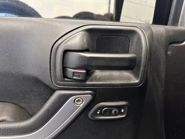 Used 2016 Jeep Wrangler Unlimited Sahara w/ Dual Top Group AWD/4WD image 19