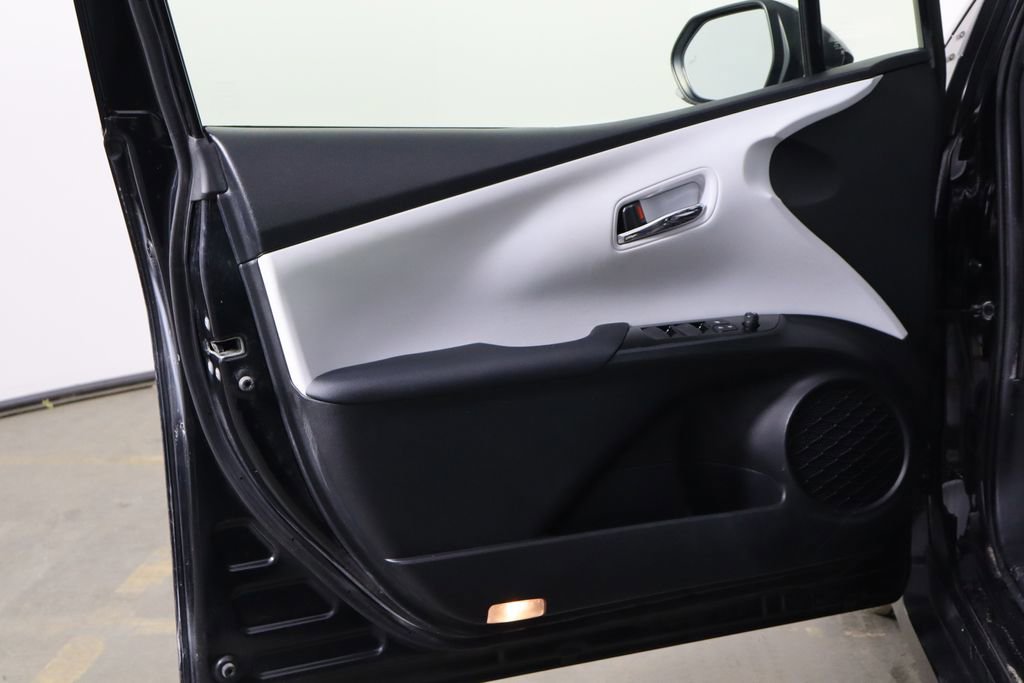 Used 2022 Toyota Prius LE image 18