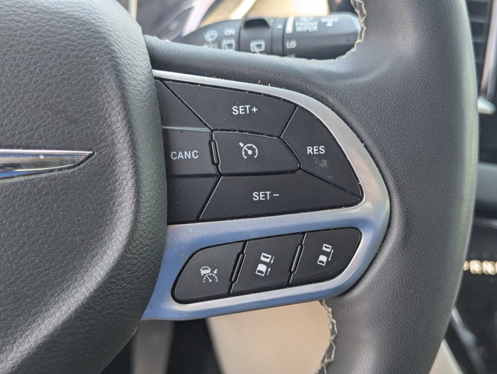 Used 2023 Chrysler Pacifica Touring-L FWD image 18