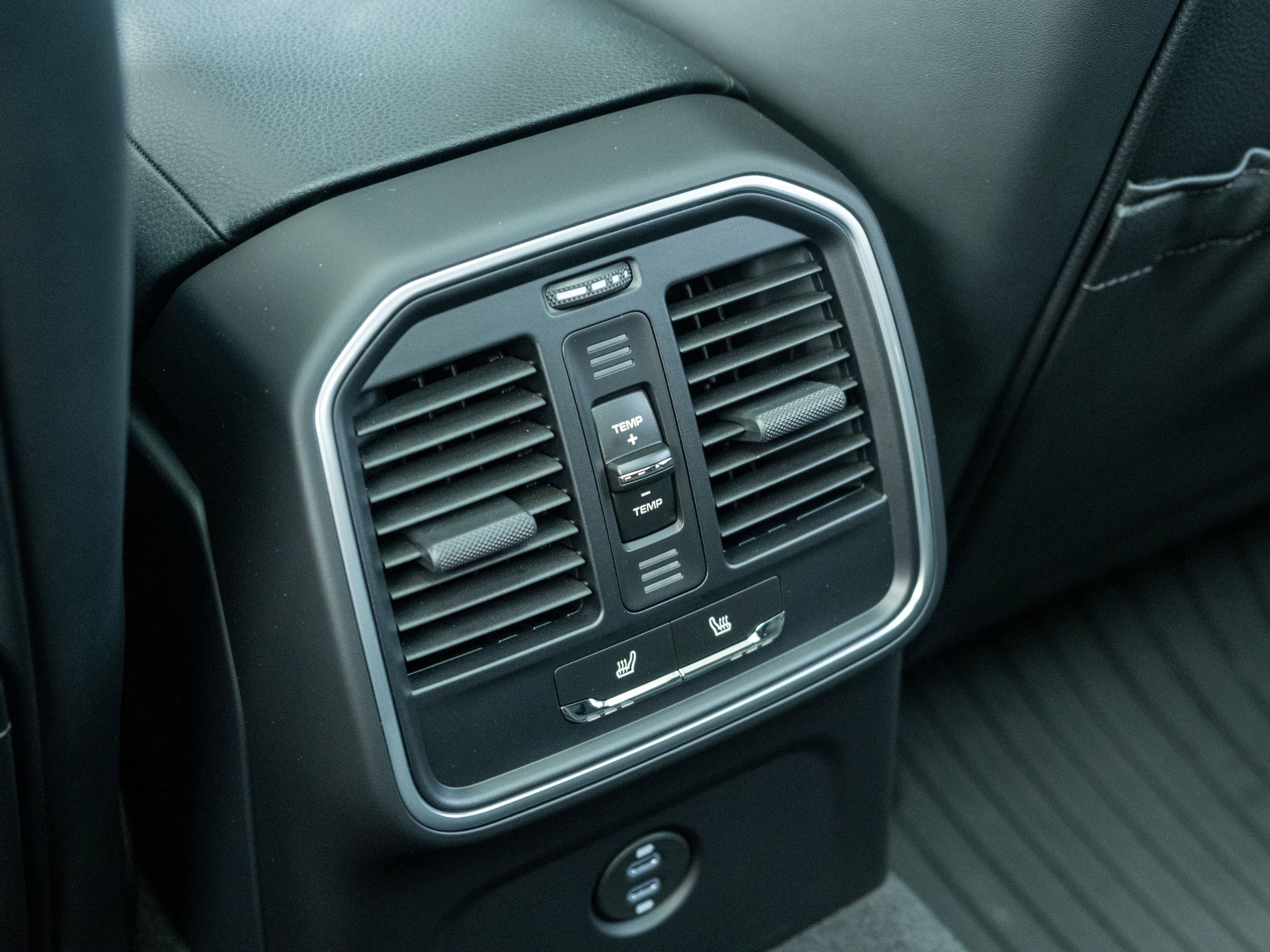 Certified 2026 Porsche Macan AWD/4WD image 39