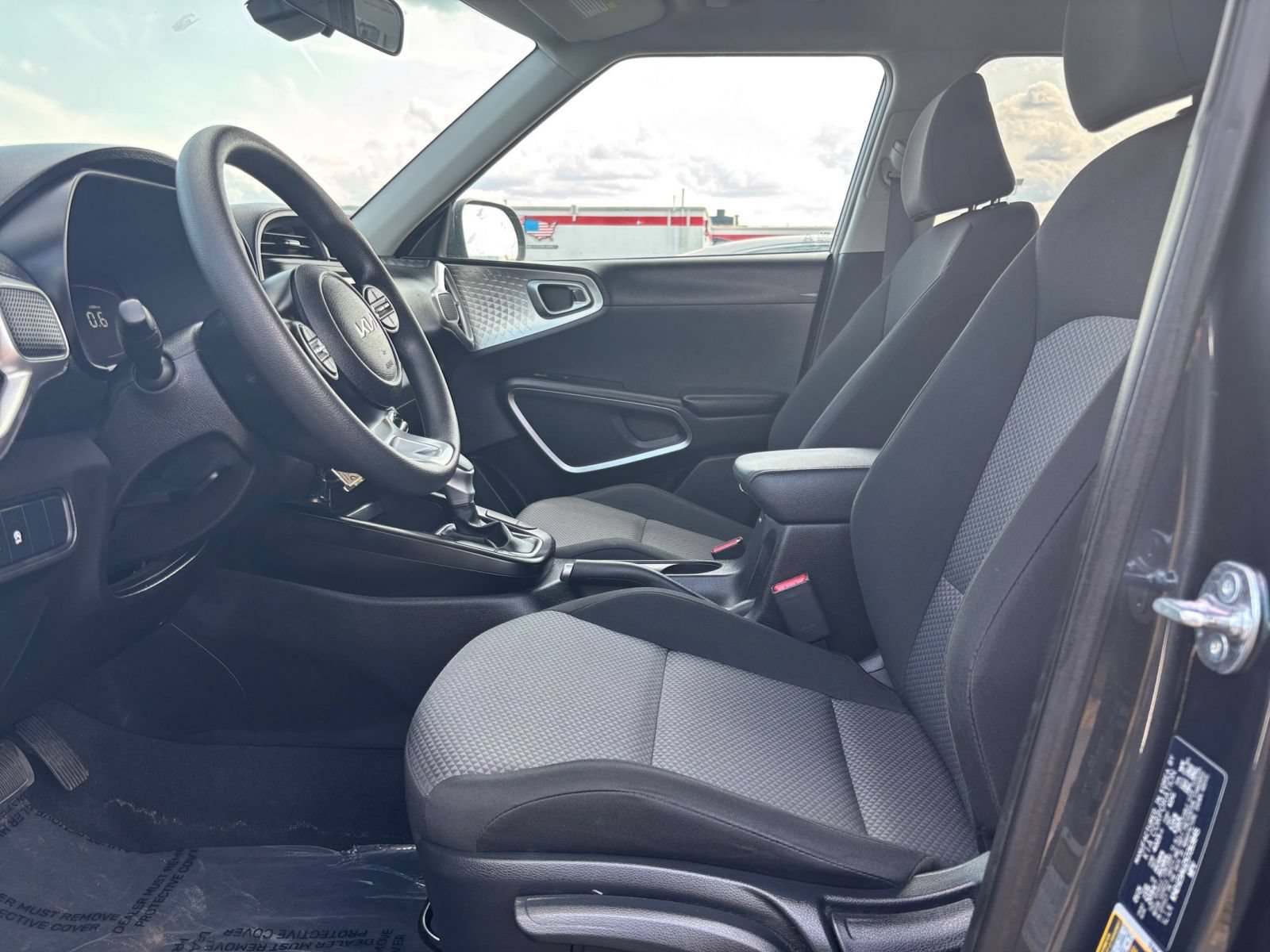 Used 2025 Kia Soul LX w/ LX Technology Package FWD image 18