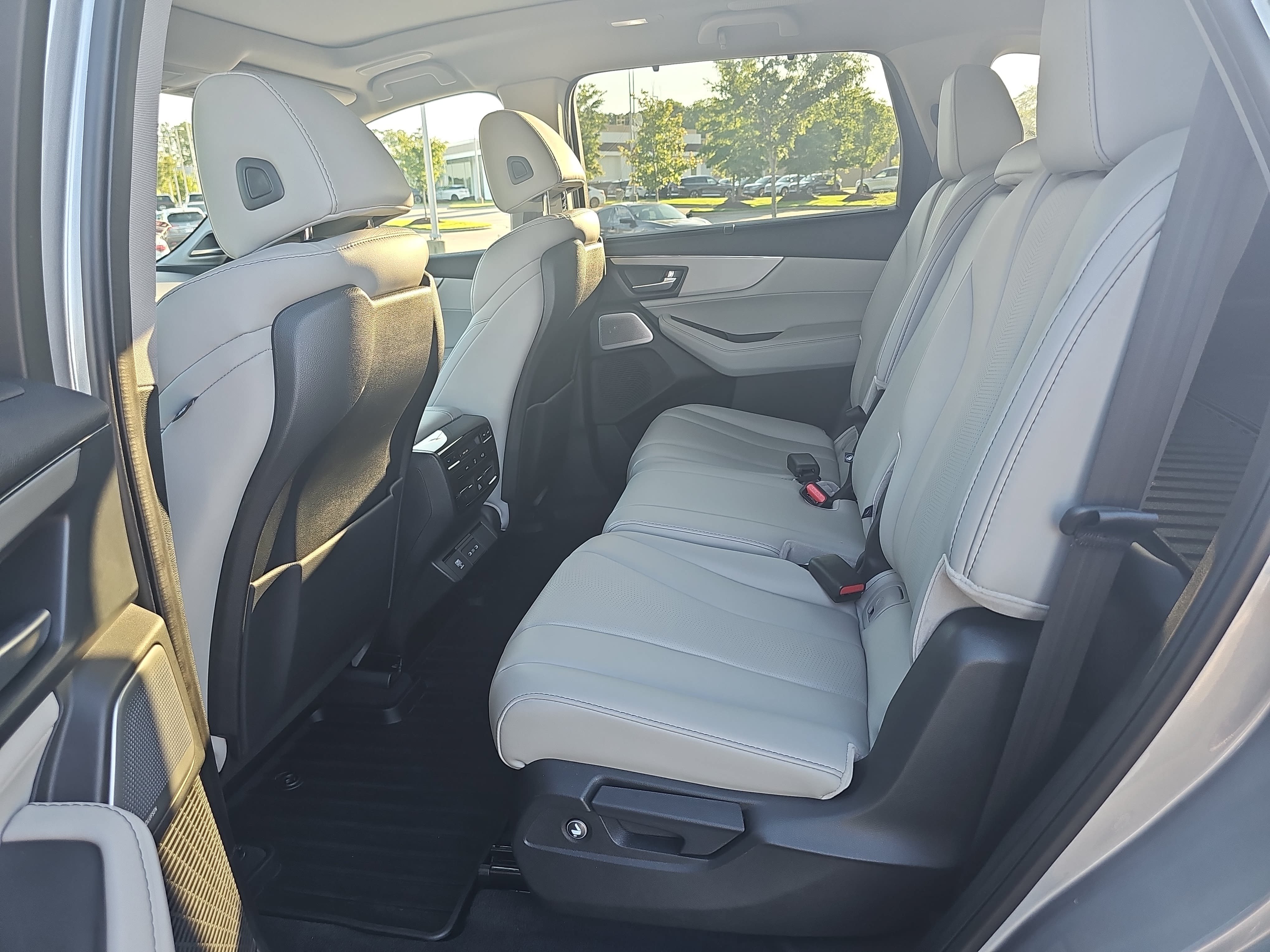 Certified 2025 Acura MDX FWD w/ Technology Package image 14