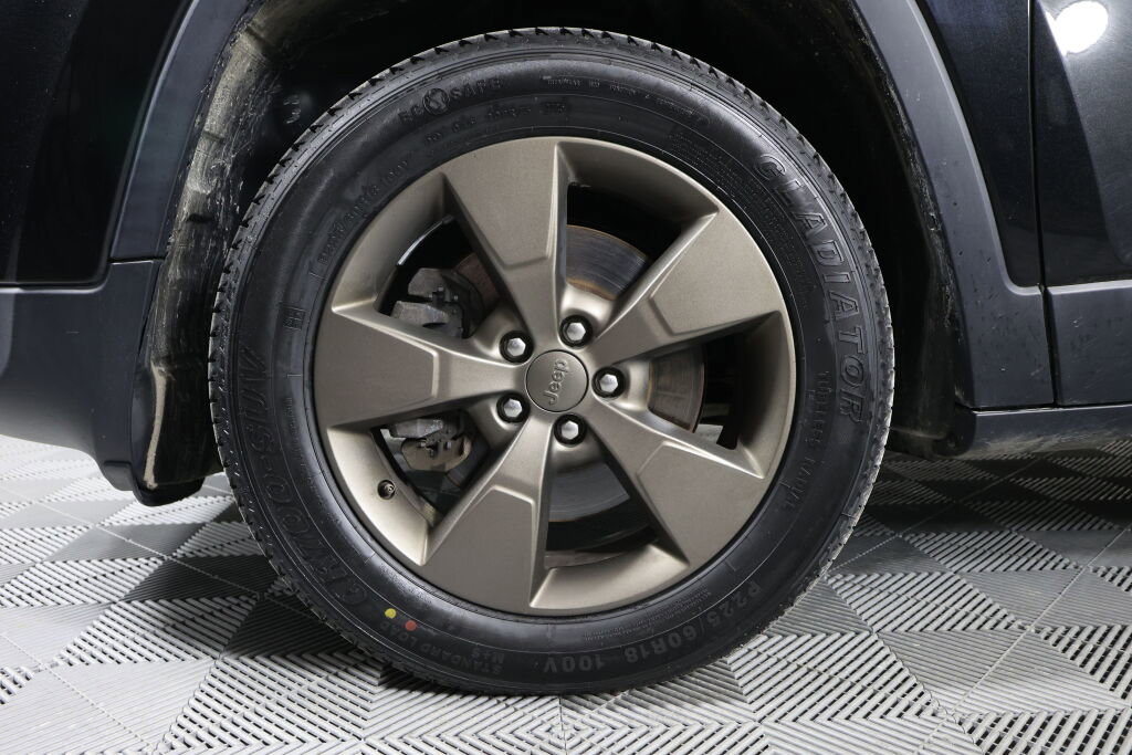 Used 2016 Jeep Cherokee 75th Anniversary image 9