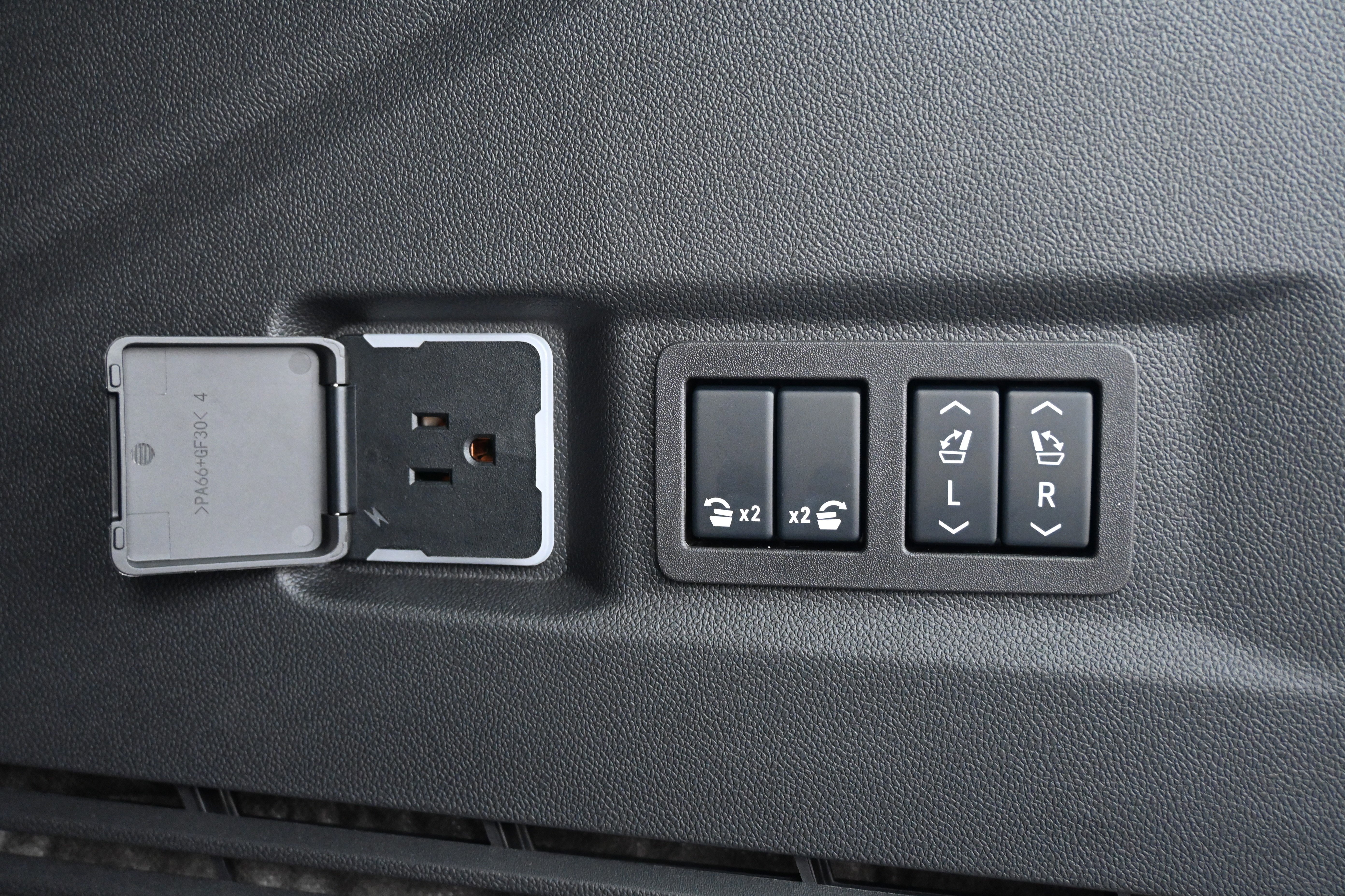 Used 2025 Chevrolet Tahoe LT w/ Comfort Package image 34