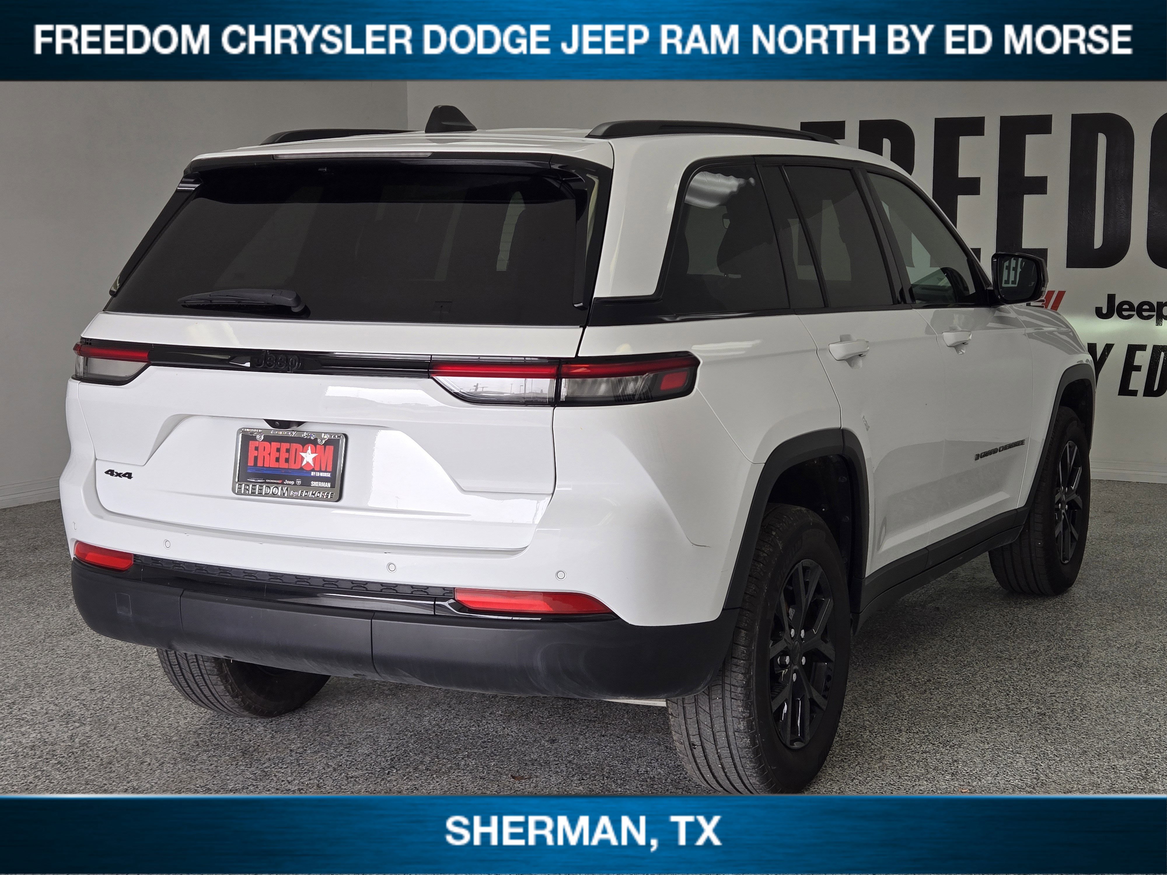 Used 2025 Jeep Grand Cherokee Altitude AWD/4WD image 3