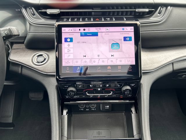 Used 2023 Jeep Grand Cherokee Overland w/ Luxury Tech Group IV AWD/4WD image 19