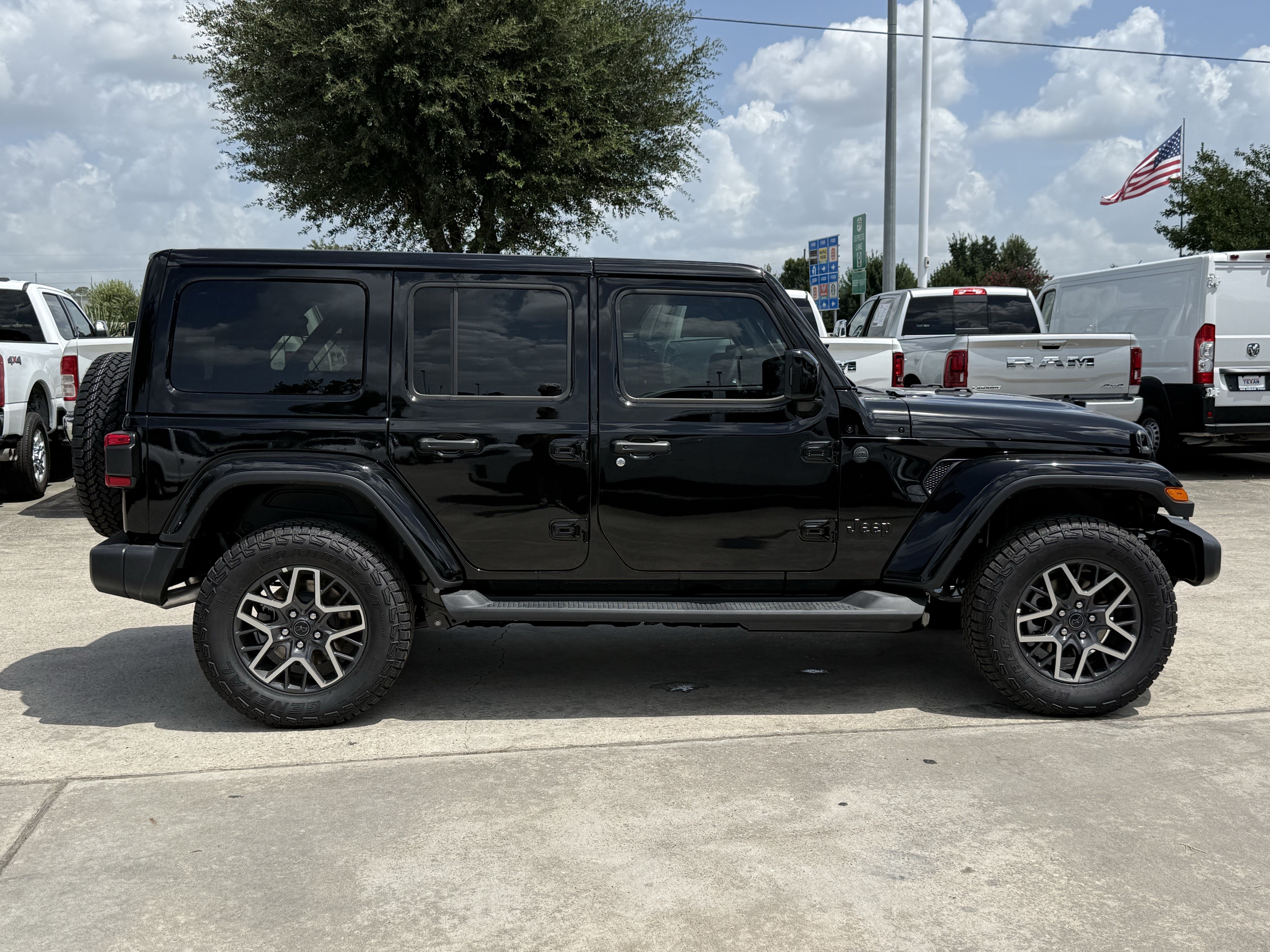 New 2026 Jeep Wrangler Unlimited Sahara AWD/4WD image 3