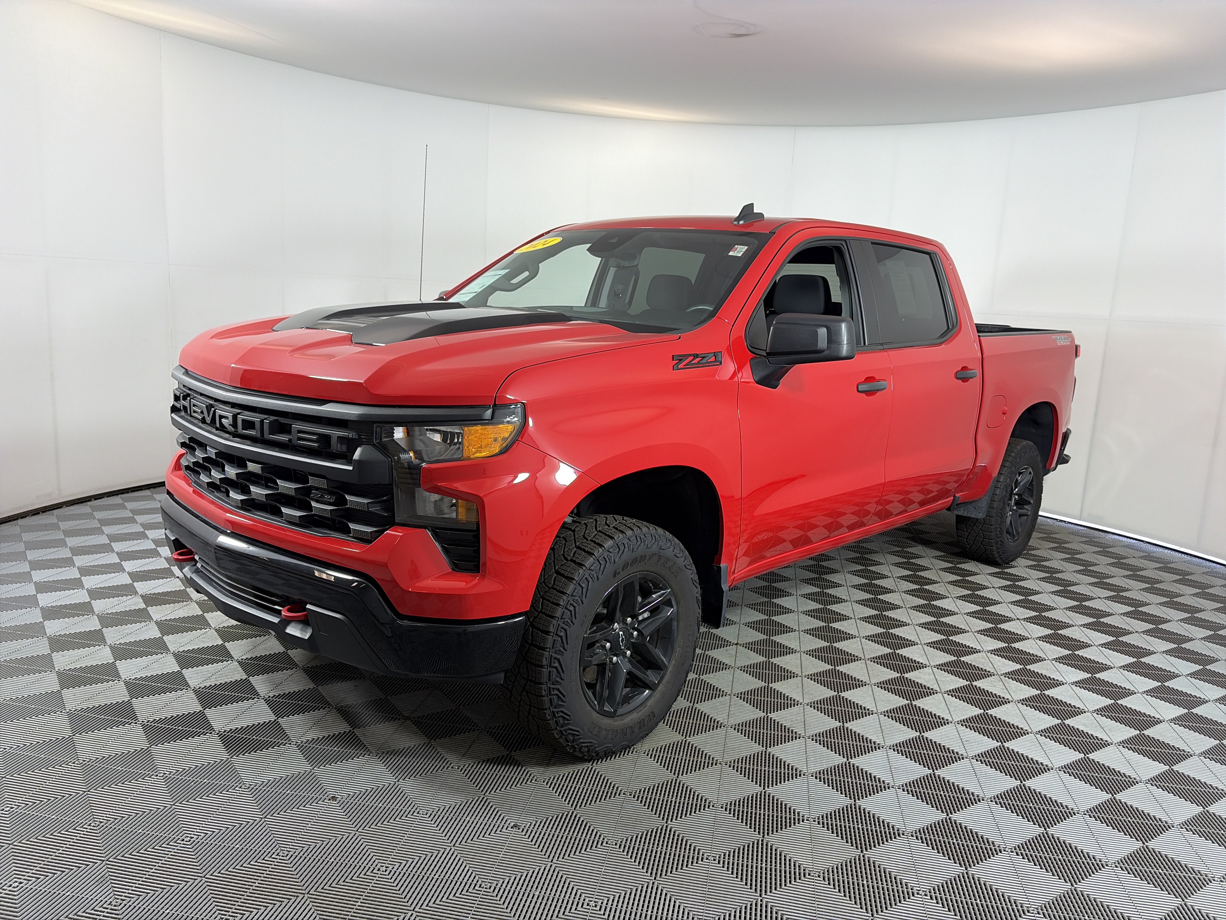 Used 2024 Chevrolet Silverado 1500 Custom Trail Boss w/ LPO, Dark Essentials Package AWD/4WD image 2