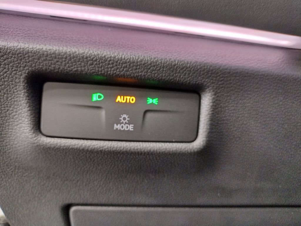 New 2025 Volkswagen Tiguan SE R-Line image 28