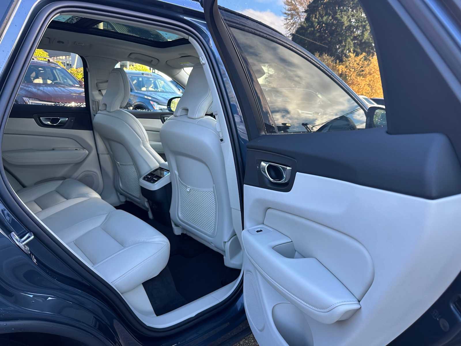 Used 2025 Volvo XC60 B5 Ultra w/ Protection Package Premier image 13