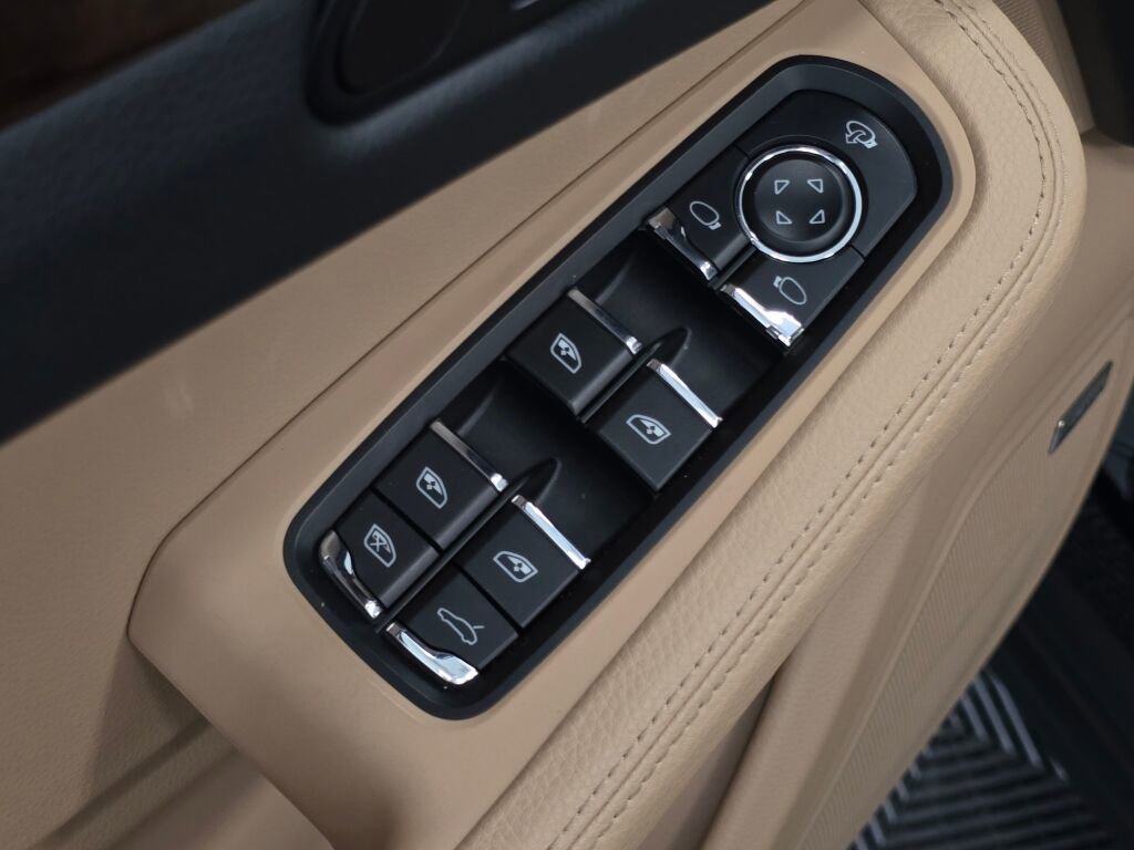 Certified 2025 Porsche Macan image 44