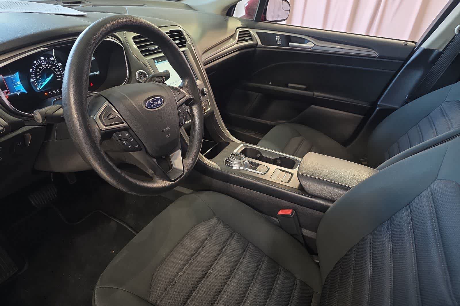 Used 2017 Ford Fusion SE w/ Fusion SE Technology Package FWD image 14