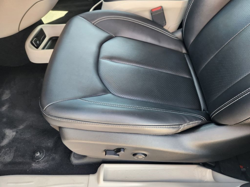 Used 2024 Chrysler Pacifica Touring-L image 25