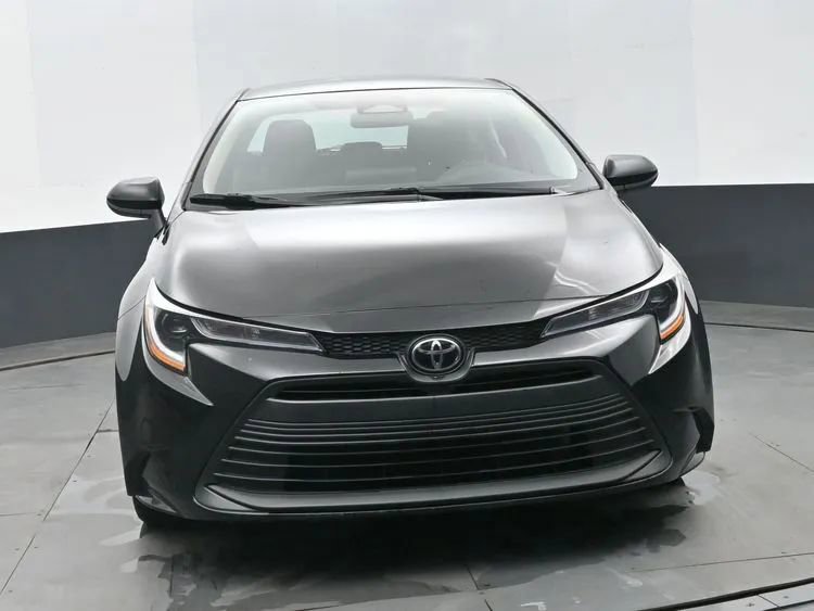 Used 2025 Toyota Corolla LE image 3