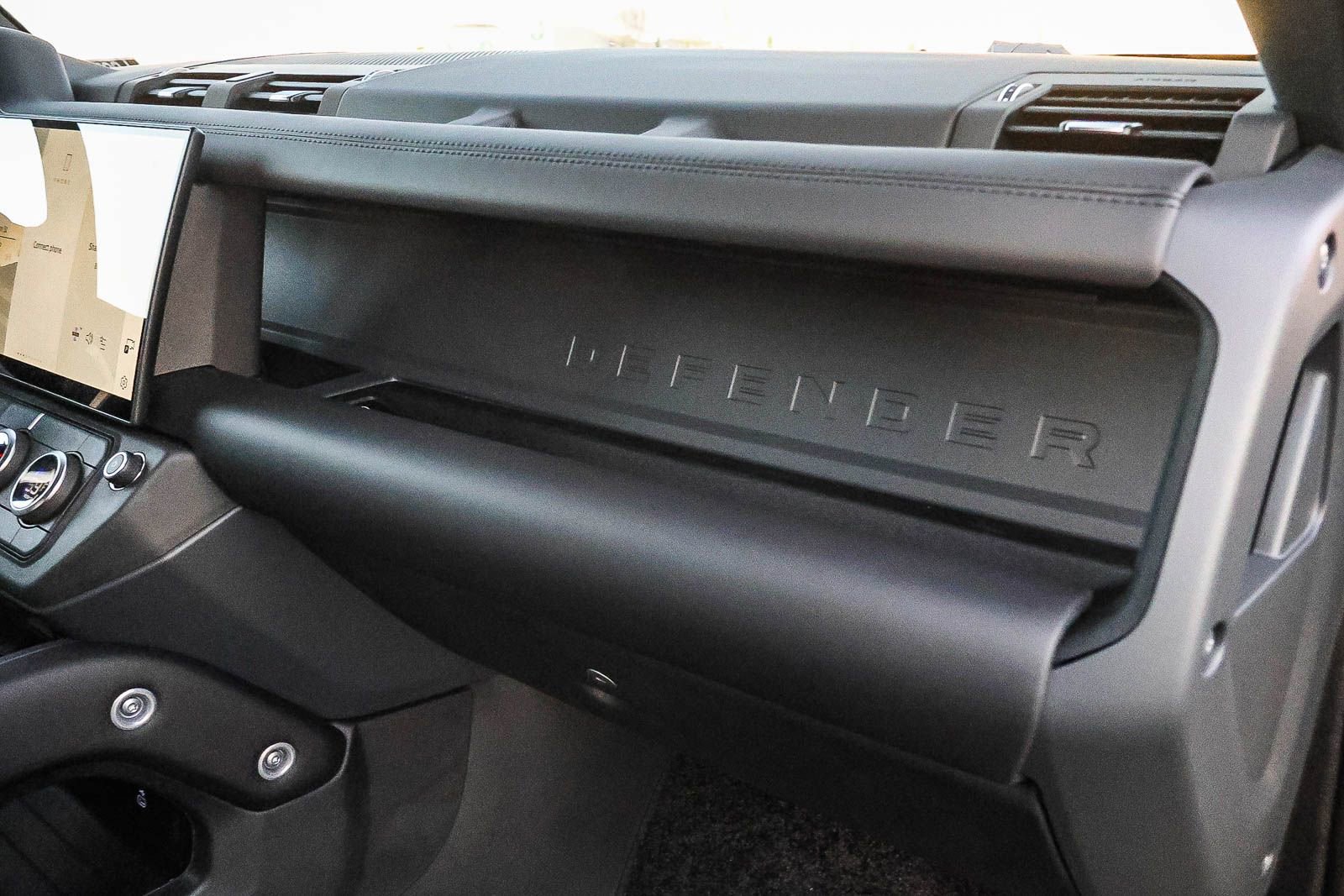 New 2026 Land Rover Defender 130 X-Dynamic SE image 18