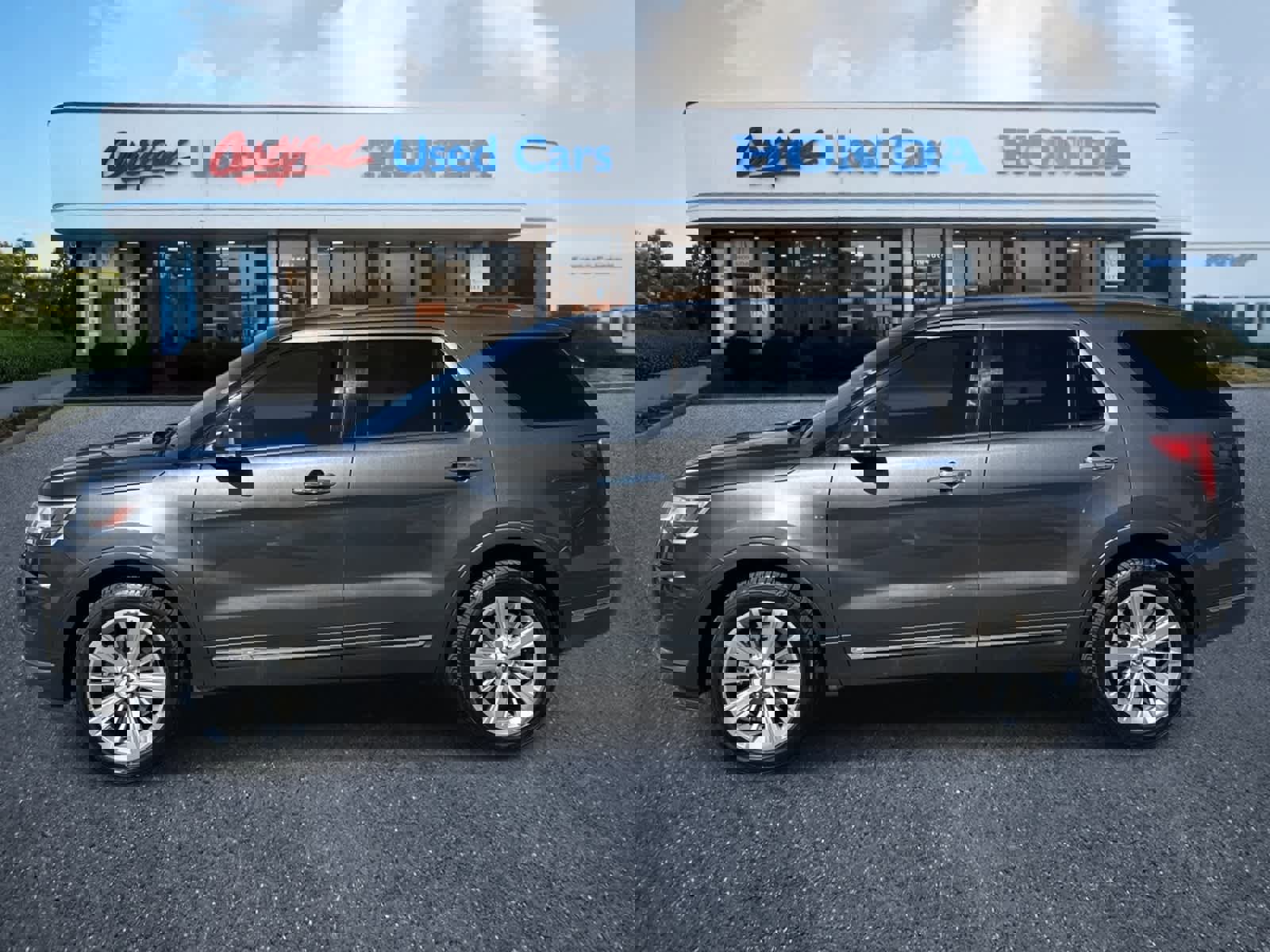 Used 2019 Ford Explorer Limited w/ Class III Trailer Tow Package image 2