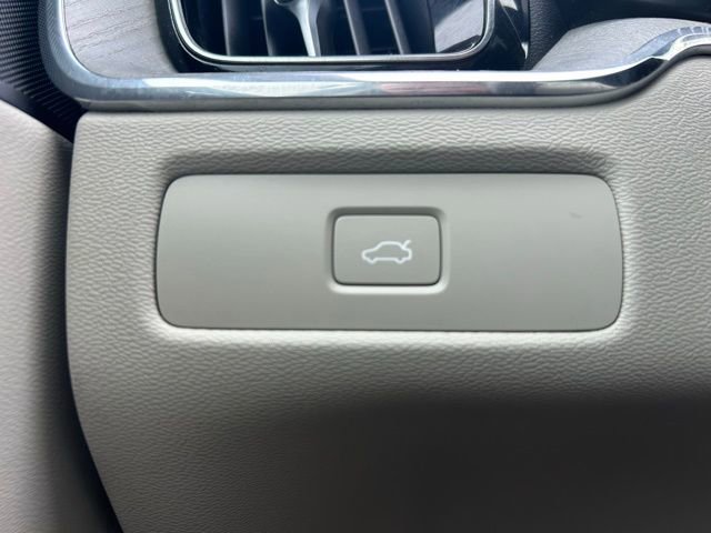 Used 2023 Volvo XC60 B5 Plus AWD/4WD image 25