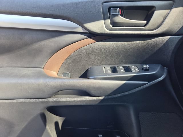 Used 2019 Toyota Highlander Plus FWD image 19