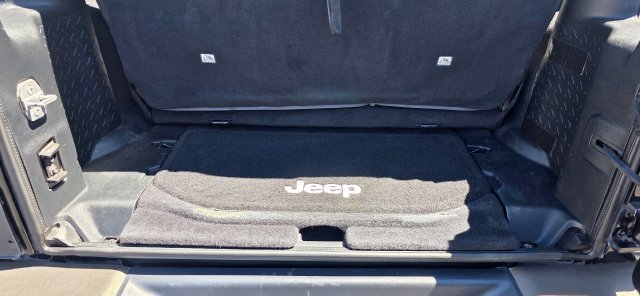 Used 2016 Jeep Wrangler Sahara AWD/4WD image 8