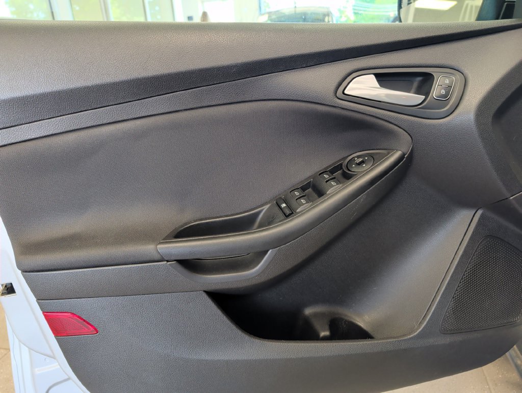 Used 2018 Ford Focus SE FWD image 11