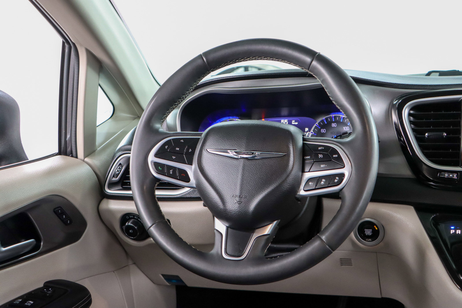 Used 2023 Chrysler Pacifica Touring-L image 12