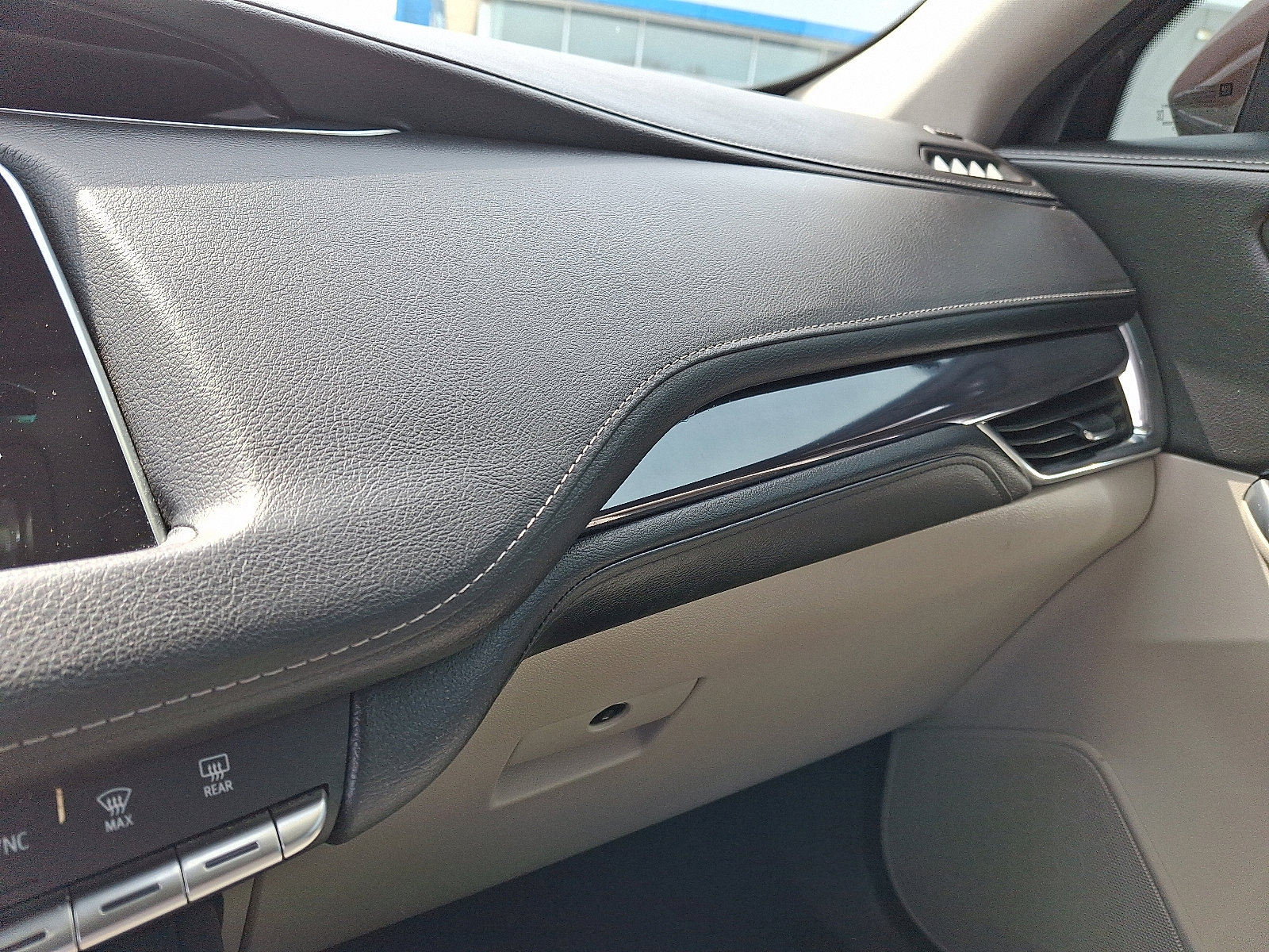 Used 2023 Cadillac XT4 Luxury w/ Cold Weather Package image 21