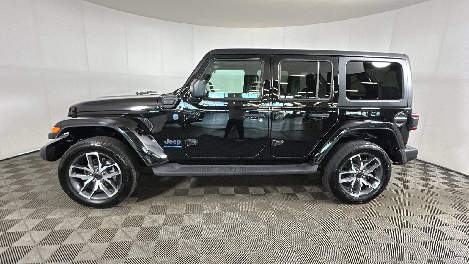 Used 2024 Jeep Wrangler Unlimited w/ Convenience Group AWD/4WD image 7