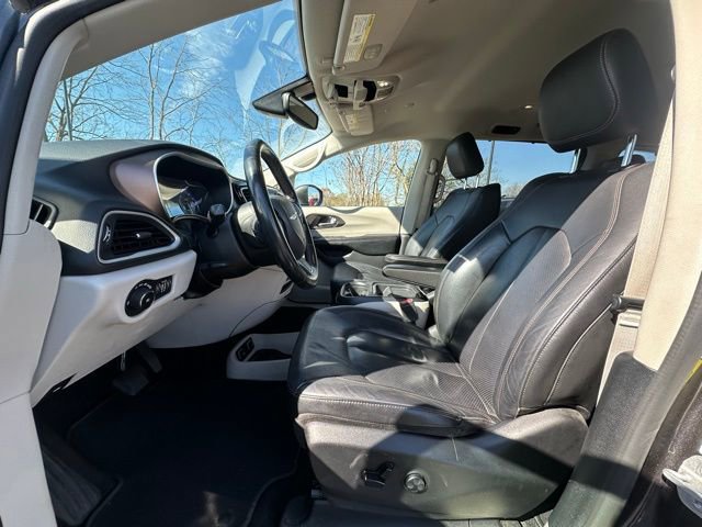 Used 2019 Chrysler Pacifica Touring-L image 24