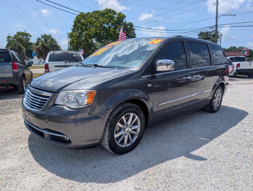 Used 2014 Chrysler Town & Country Touring-L FWD image 3