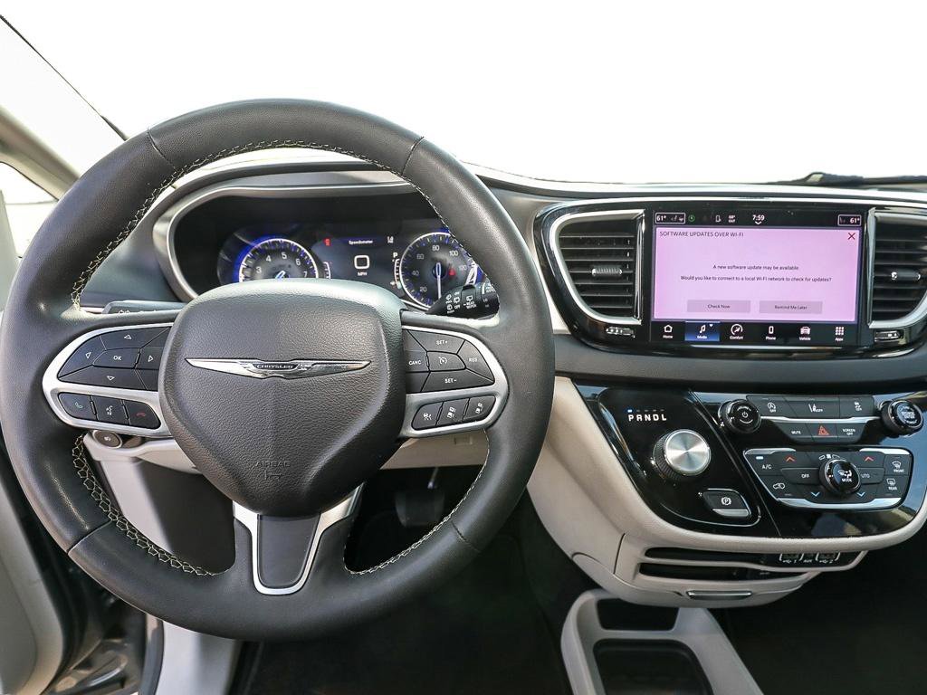 Used 2022 Chrysler Pacifica Touring-L image 13