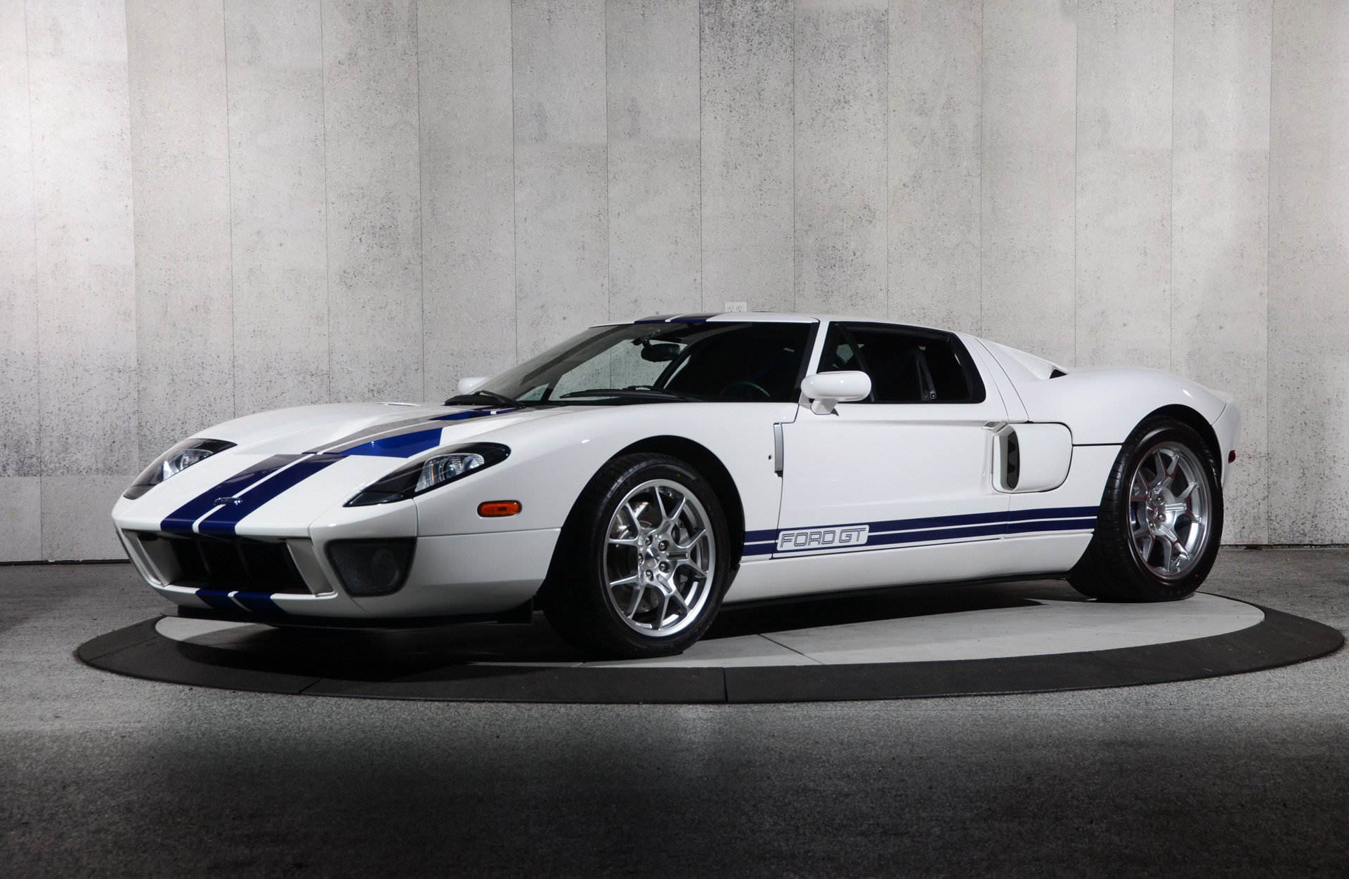 Used 2006 Ford GT RWD image 24
