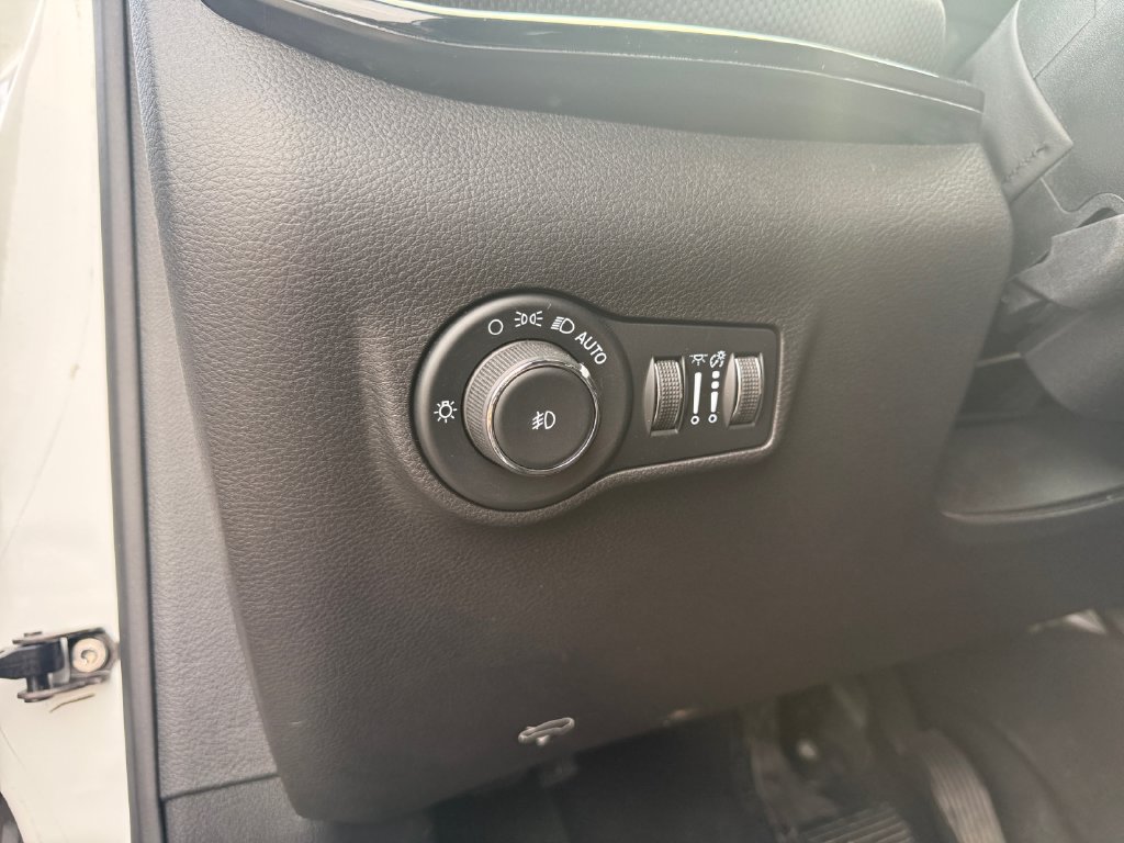 Used 2023 Jeep Compass Trailhawk w/ Trailhawk Convenience Group AWD/4WD image 39