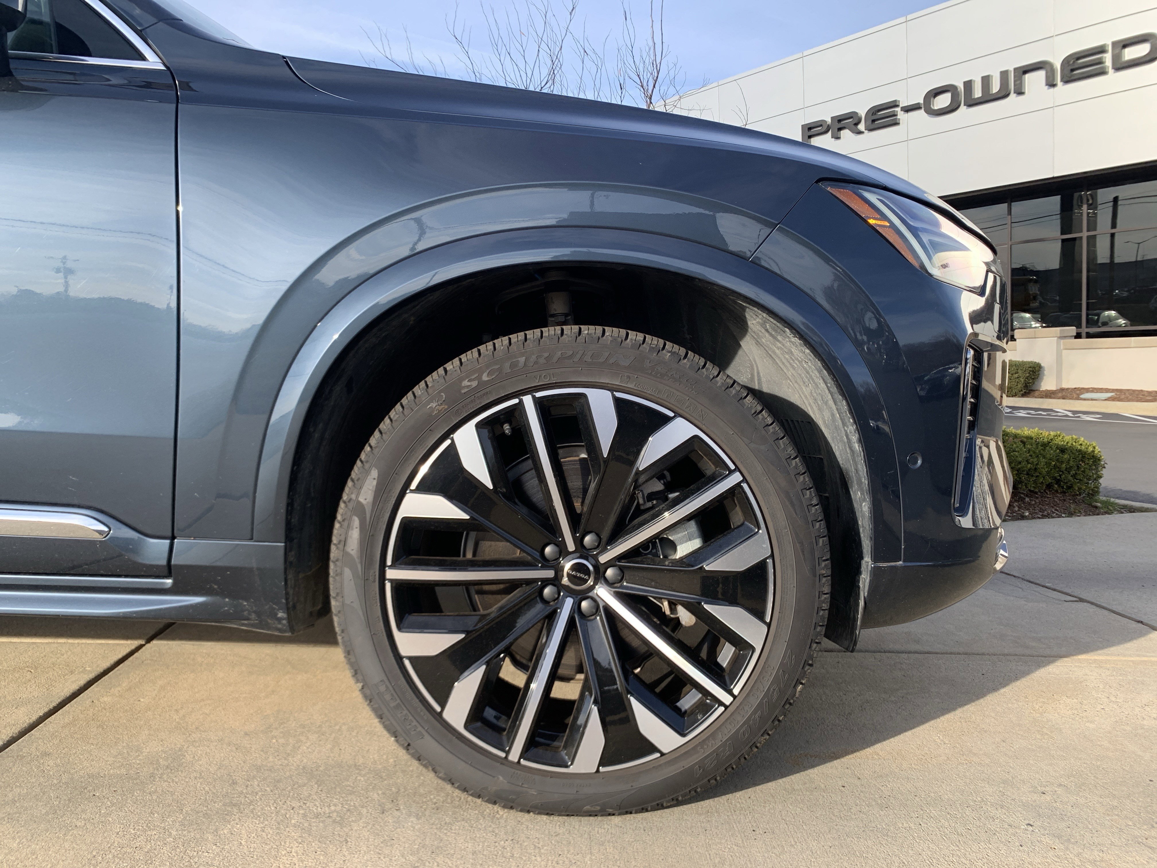 Used 2025 Volvo XC90 B6 Plus image 13