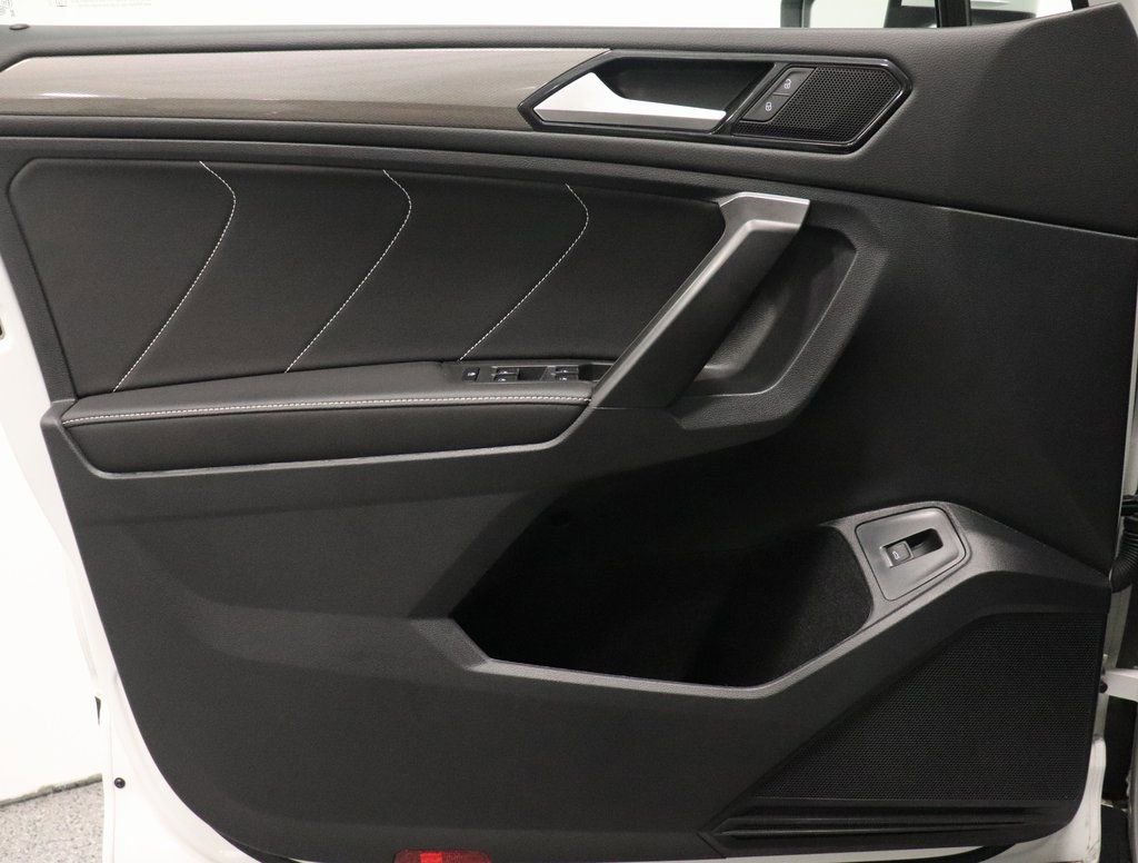 Used 2024 Volkswagen Tiguan SE w/ Panoramic Sunroof Package image 12