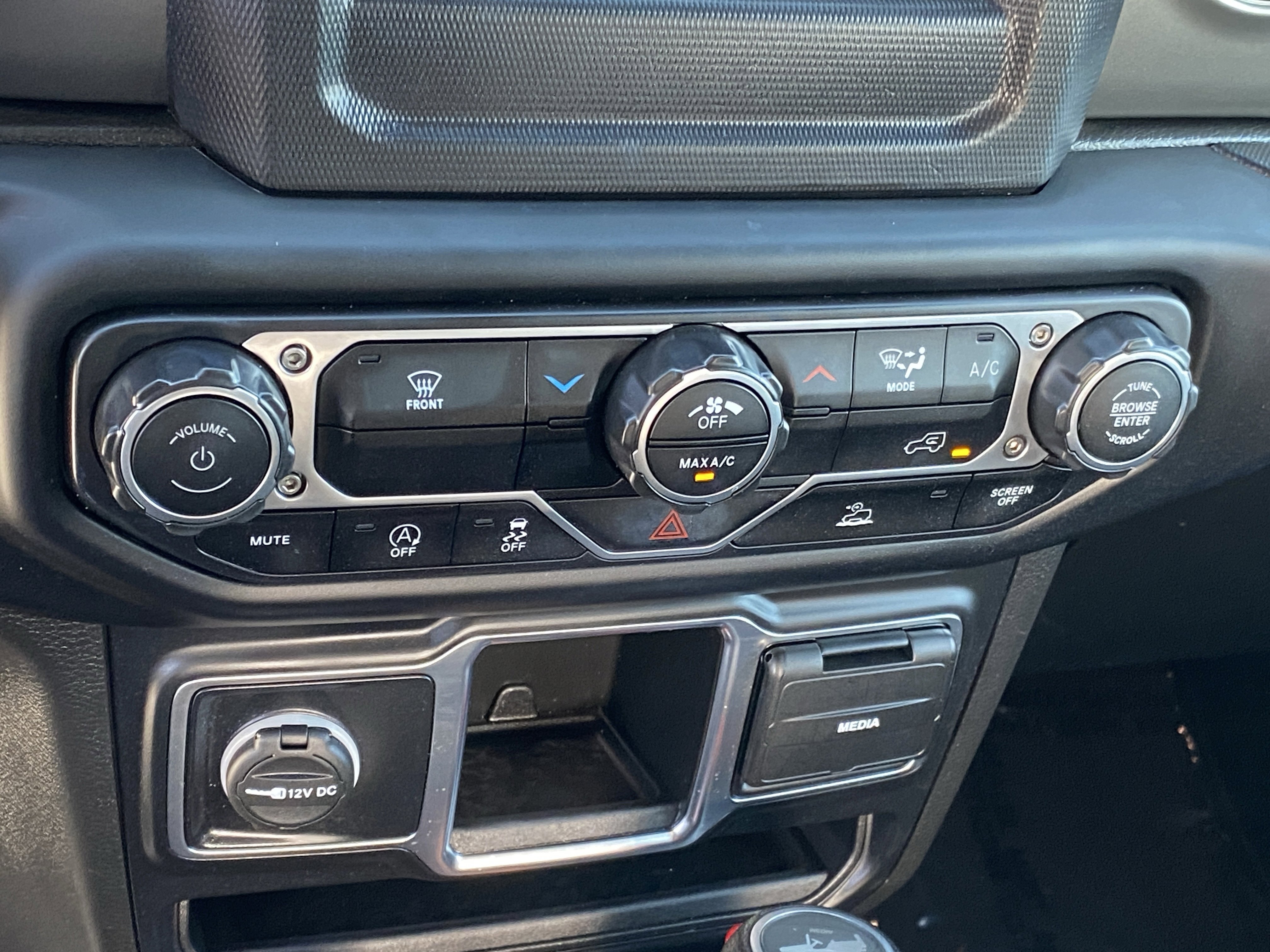 Used 2023 Jeep Wrangler Sport image 19