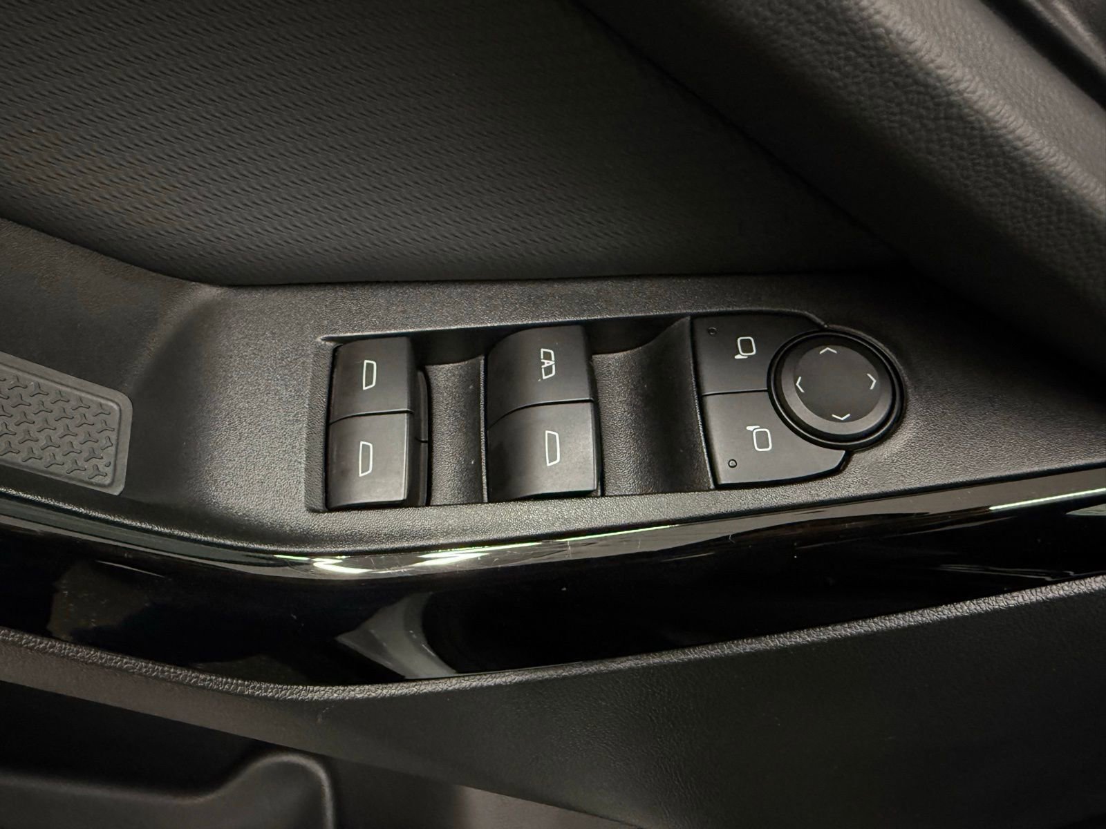 Certified 2025 Chevrolet Equinox LT image 10