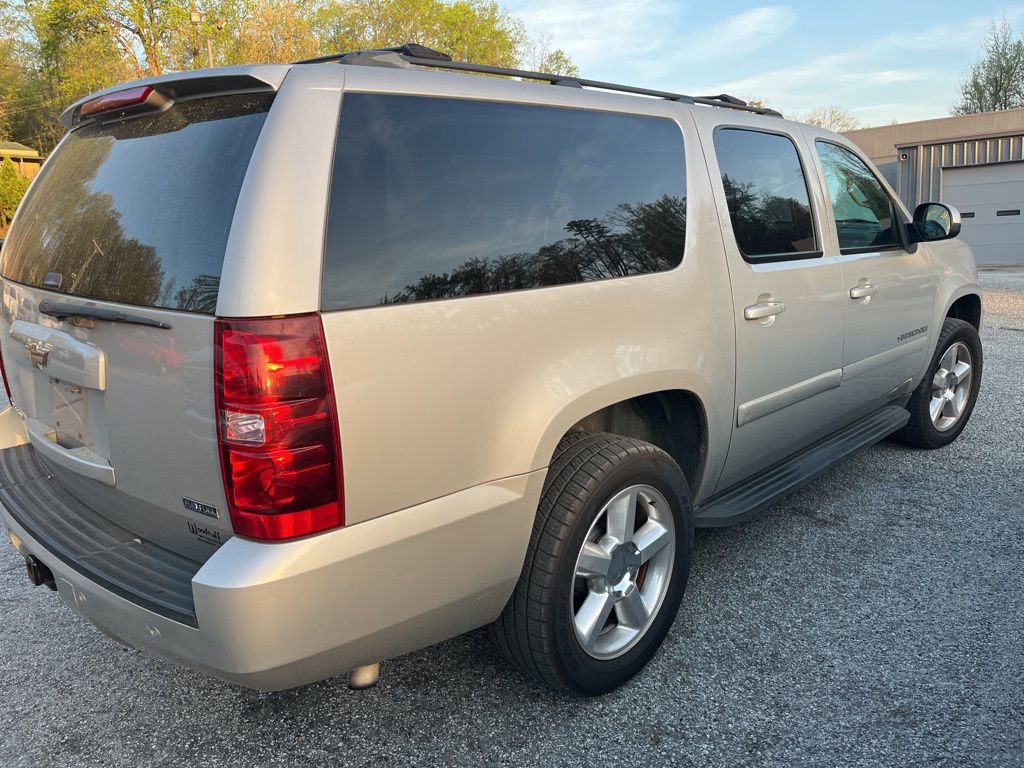 Used 2009 Chevrolet Suburban LT w/ Luxury Package RWD image 17