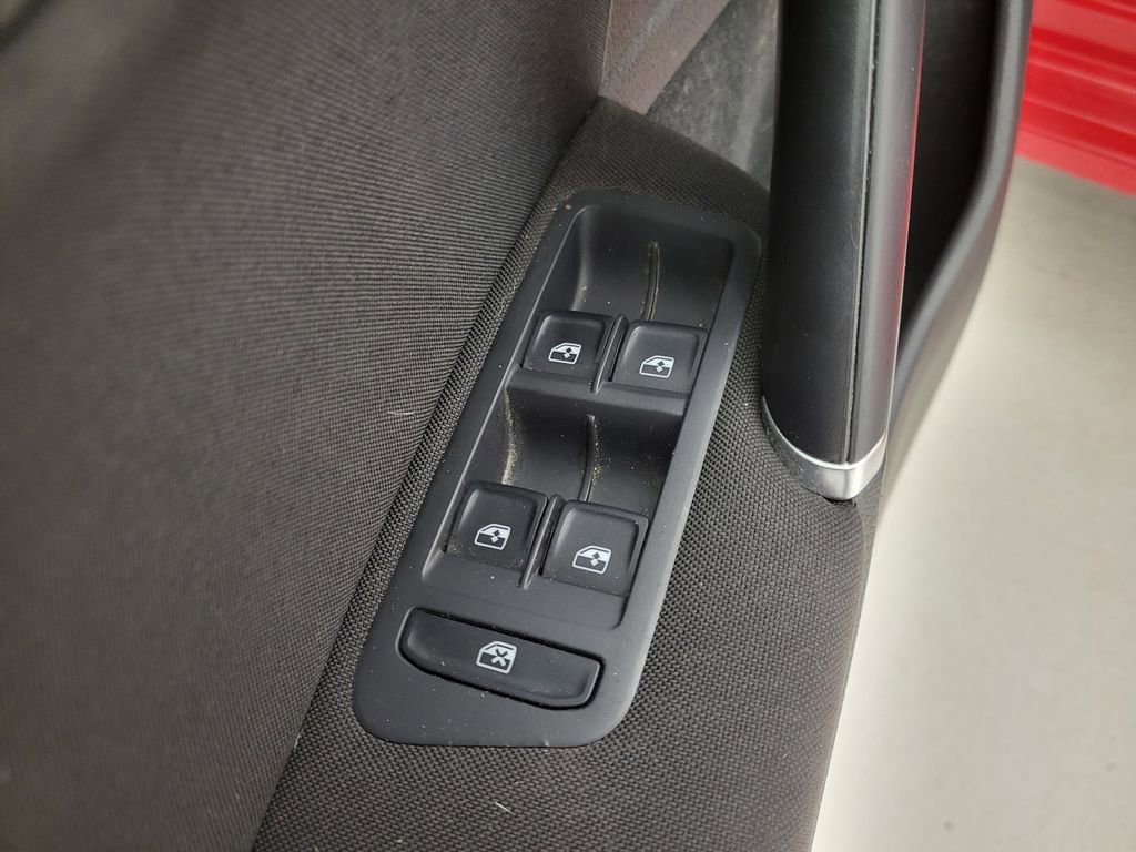 Used 2018 Volkswagen Golf S FWD image 20