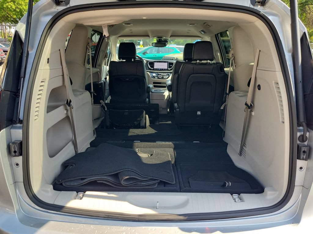 Certified 2024 Chrysler Pacifica Touring-L FWD image 8
