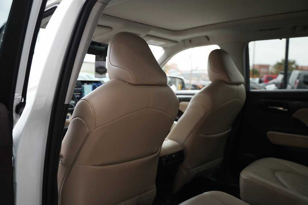 Used 2021 Toyota Highlander Platinum image 29