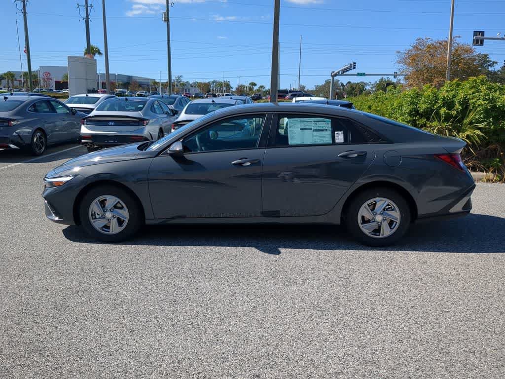 New 2026 Hyundai Elantra SE FWD image 3